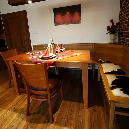 Apartments&suites žlutá Hruška *